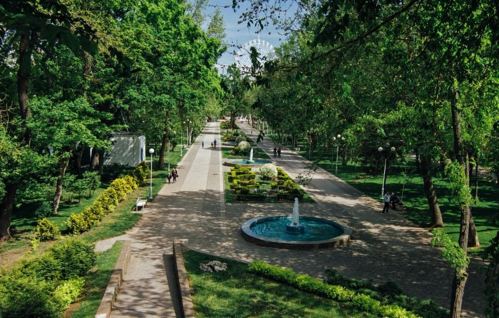 Городской сад парк в старом центре Краснодара